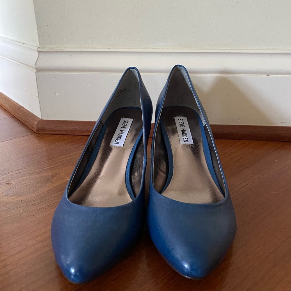 New in box Steve Madden Sadee Navy Leather Heels- Size 7